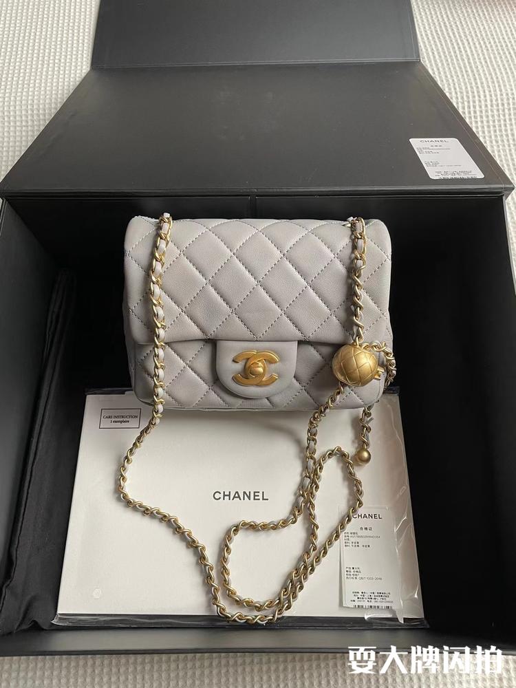 Chanel香奈儿 全新灰色金球方胖子芯片款 Chanel香奈儿全新灰色金球方胖子芯片款，极具低调又高级的气质，经典时髦保值的金球，专柜难买行情溢价，这枚好价带走